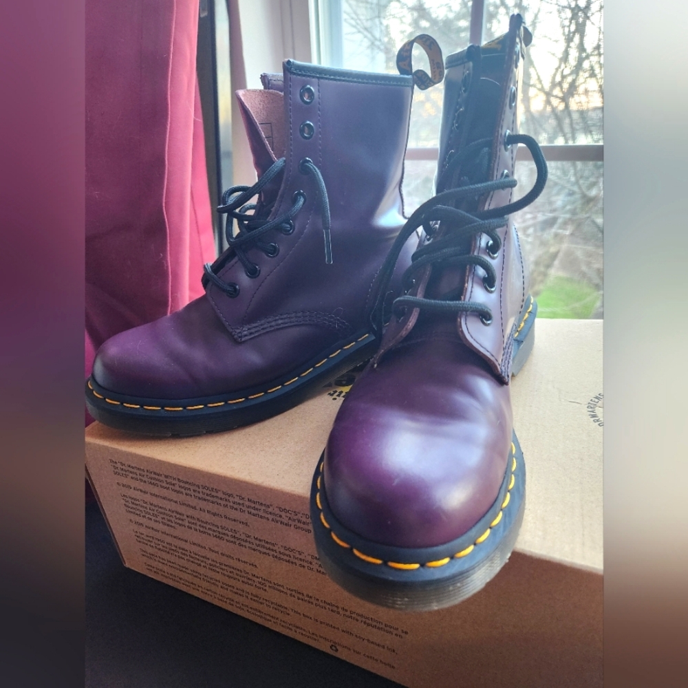 Doc Martens 1460 8 eye smooth leather purple boots size 8 US